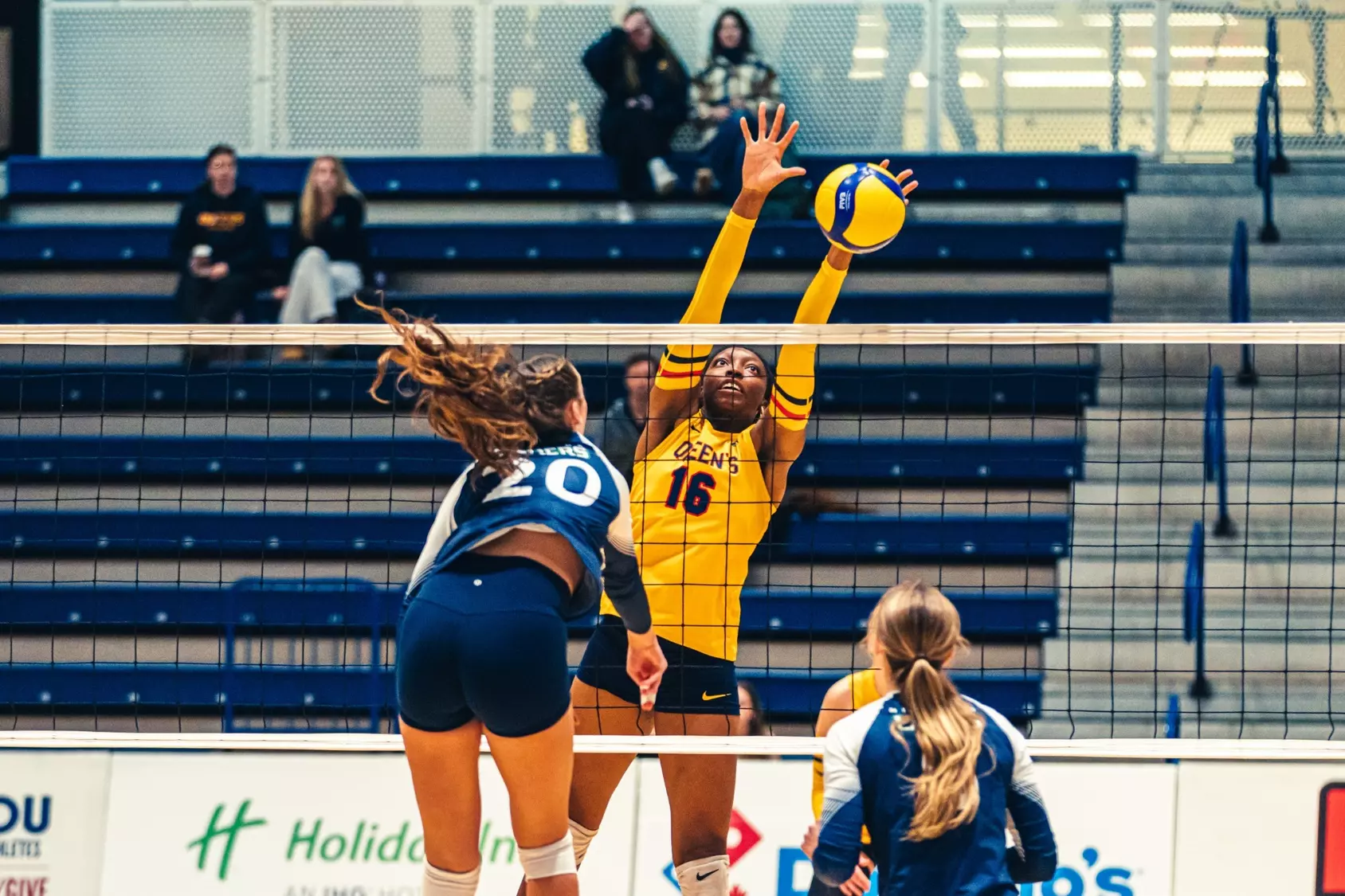 WOMEN’S VOLLEYBALL: Lakers split weekend series at
Queen’s