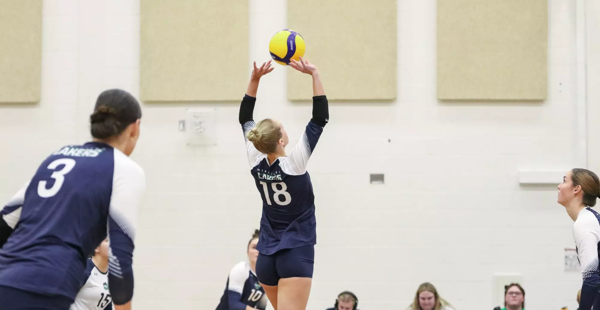 WOMEN’S VOLLEYBALL: Lakers lose close match to
Mustangs