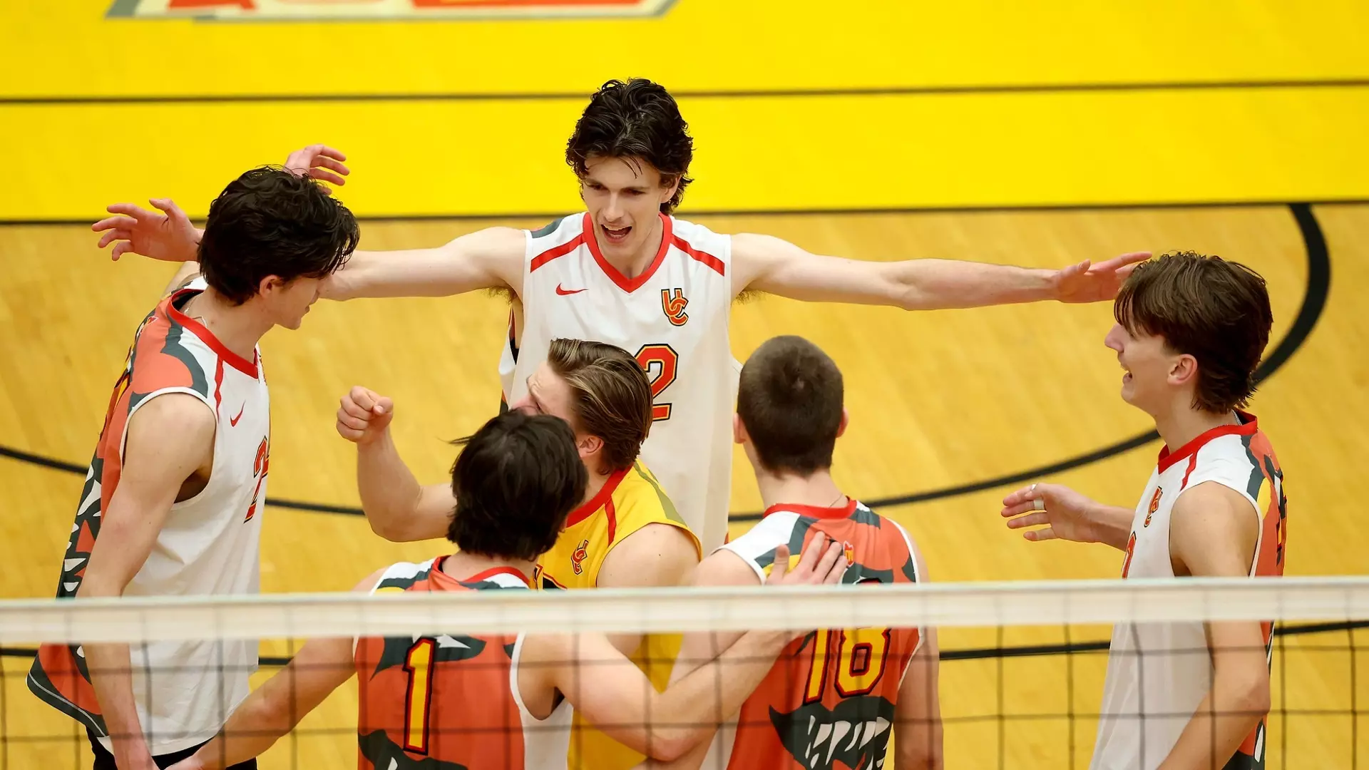 Kay, Czepuryk lead Dinos to sweep of Cascades