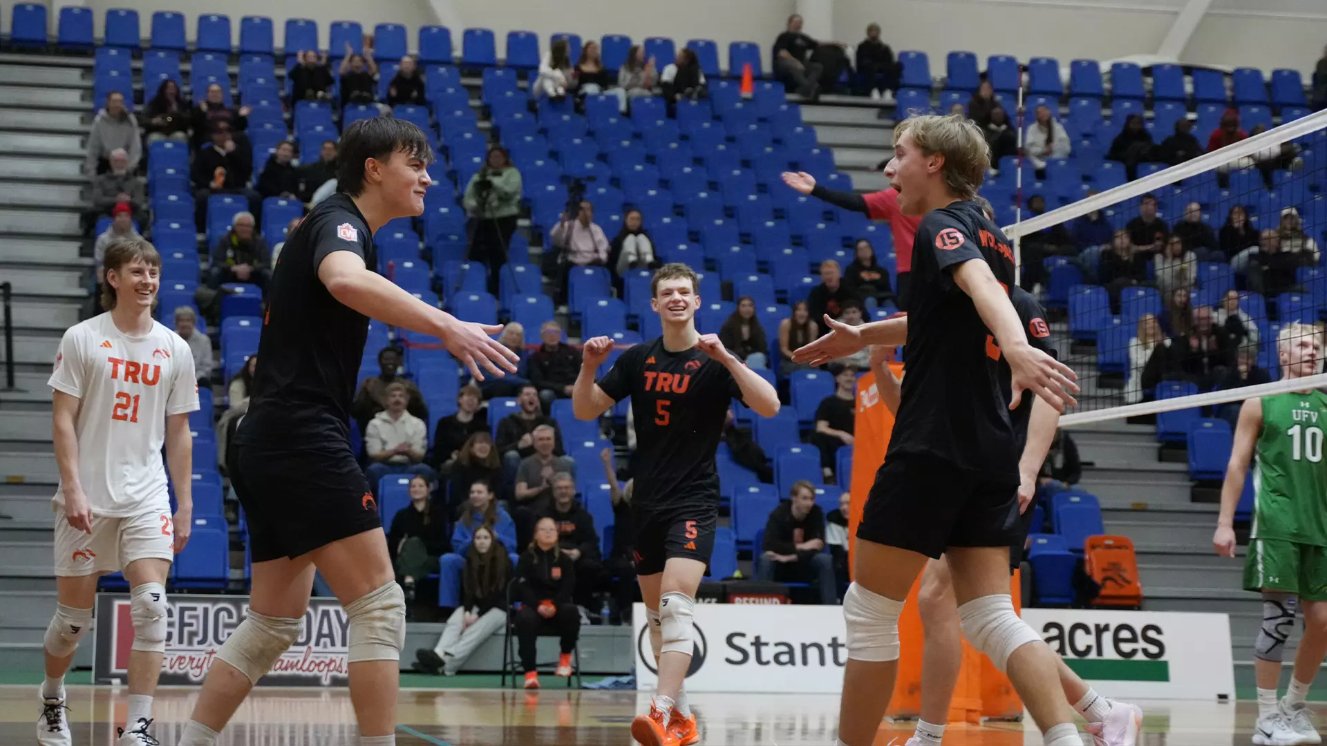 WolfPack dominant in straight-sets victory over
Cascades