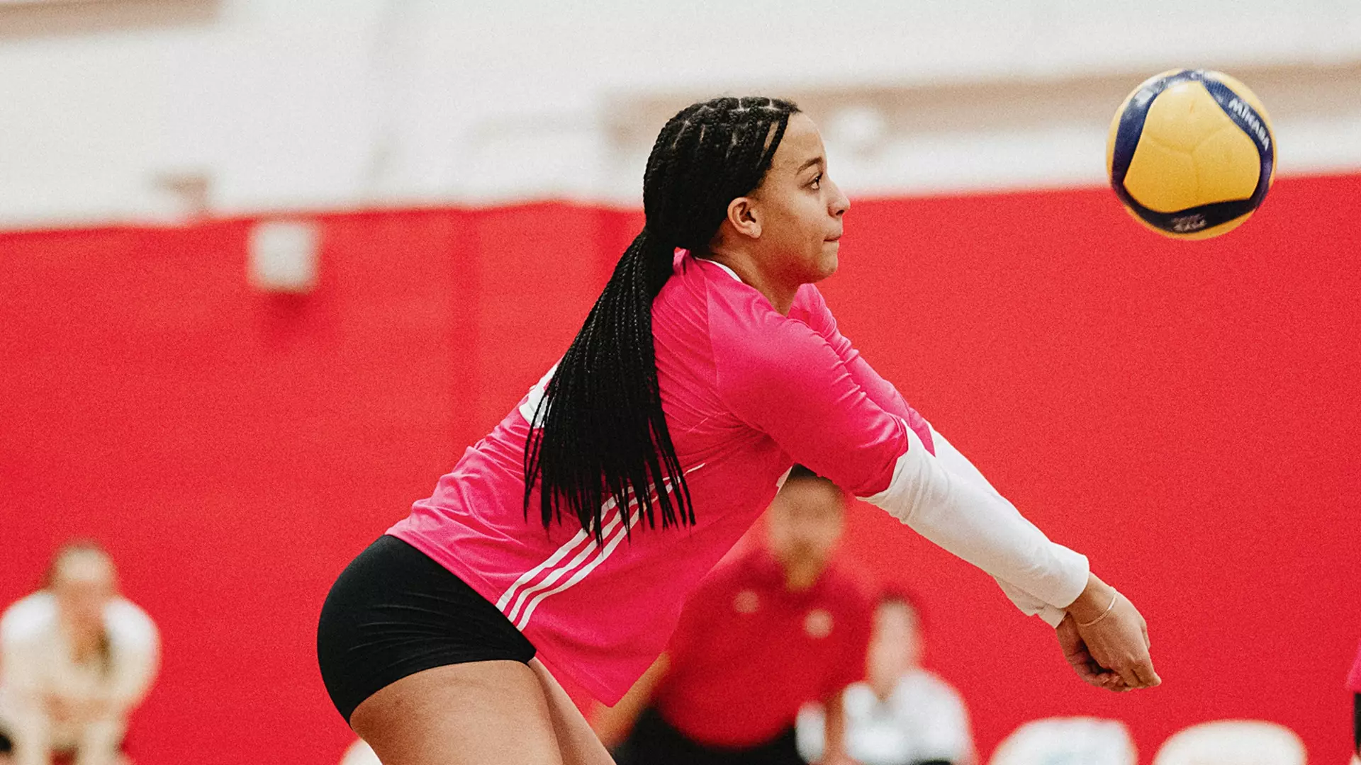 Shaw shines as volleyball Martlets flip the script with
comeback sweep of UQAC
