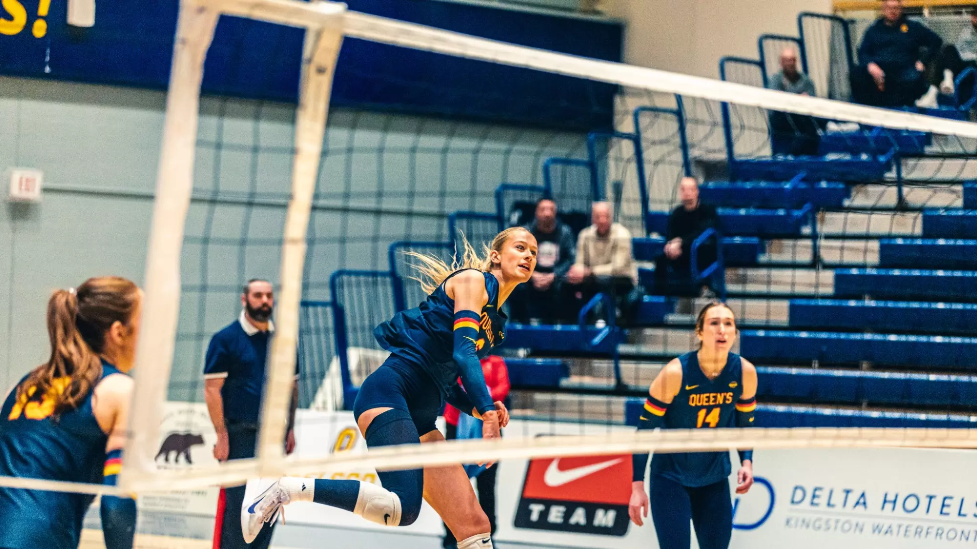 Queen’s Women’s Volleyball take down Gryphons in three sets
to advance to OUA semifinals