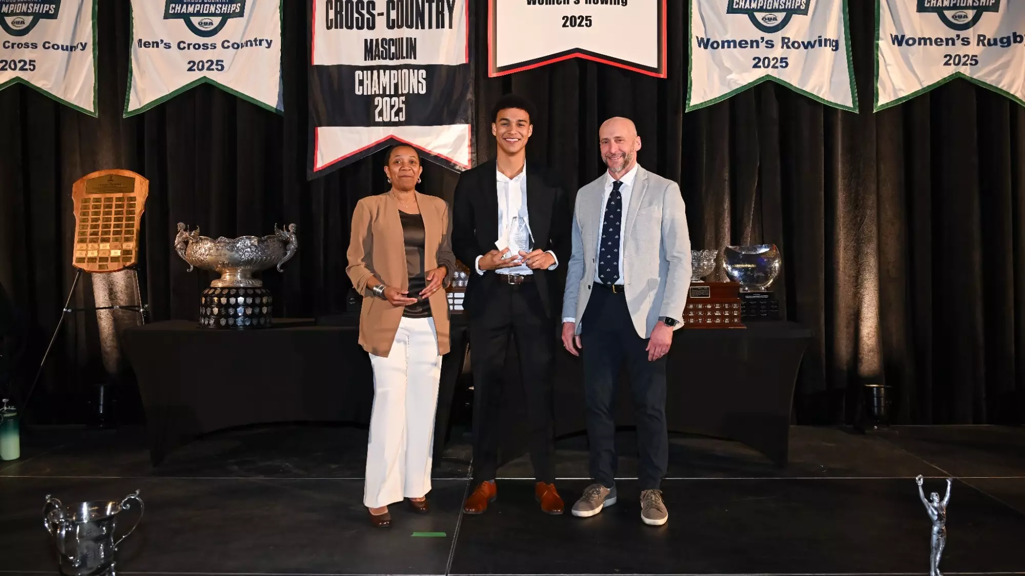 Carson Francis (Queen’s Men’s Volleyball) named Alfie Pierce
Trophy recipient as Varsity Teams Men’s Sports Rookie of the
Year
