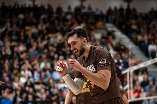 Record breaker Karil Dadash Adeh signs pro contract in
Italy